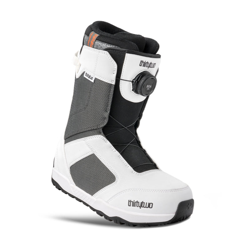 White and black snow boot with 'thirtytwo' branding on a white background